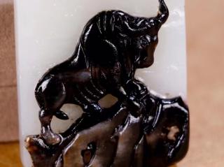 和田玉白玉黑皮料挂件,莹润洁白,皮色浓郁,润度