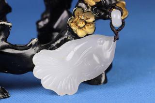 精品和田玉老坑冰底烟紫羊脂白玉如鱼得水挂件精雕立体鱼吊坠