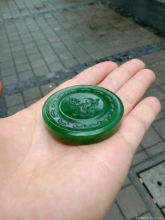 和田碧玉(老坑料)麒麟太极图圆雕牌
