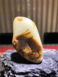 甄玉坊:你细看,这块和田玉籽料原石的图案像极了一只兔子.#和田玉象形